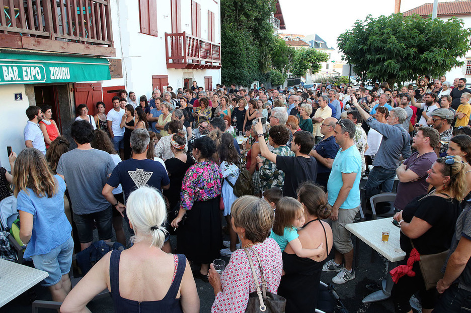 Devant le Bittor Bar Expo, une foule compacte est venue applaudir le nouveau maire de Ciboure et son équipe pour la victoire. © Bob EDME. 