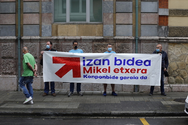 Miembros de Sare, ante el Consulado francés en Bilbo. (Aritz LOIOLA/FOKU)