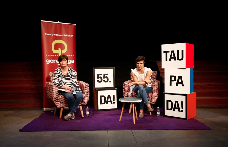 Nerea Mujika eta Arantza Atutxa, gaurko agerraldian. (Aritz LOIOLA / FOKU)