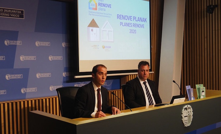 El director general del EVE, Iñigo Ansola, y Jon Sáenz, presidente de la asociación de comerciantes de electrodomésticos, han presentado la iniciativa. (EVE)