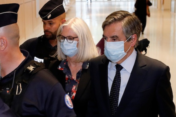 Penelope Fillon y François Fillon, hoy en el Tribunal Correcional de París. (Thomas SAMSON/AFP)