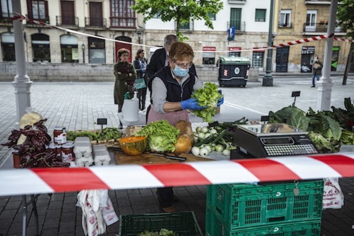 Irudian, baserritar bat Bilboko Areatzako azokan. (Aritz LOIOLA/FOKU)