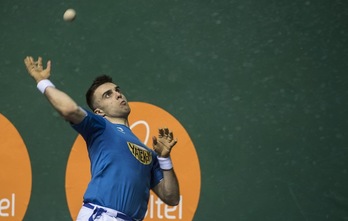 Jon Ander Peña entra de volea (Jagoba MANTEROLA / FOKU)