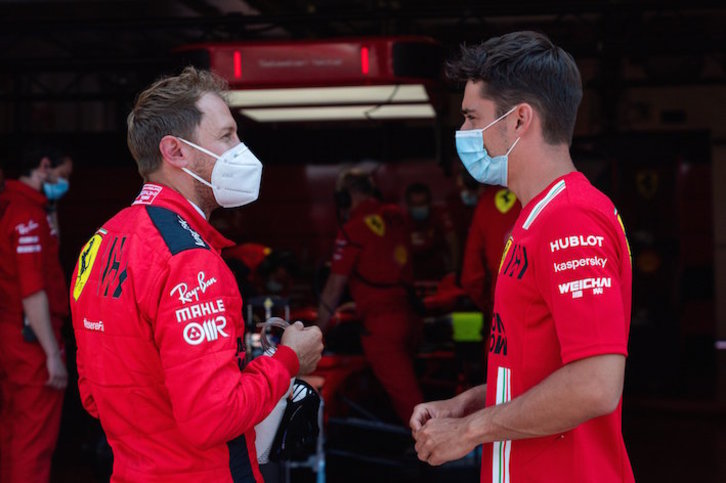 Vettel y Leclerc charlan con mascarillas durante los test de Mugello. (SCUDERIA FERRARI)