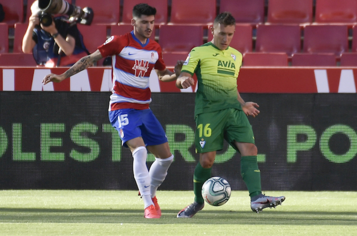 De Blasis, autor del primer gol en Granada, completará la temporada con el Eibar. (A.L. JUÁREZ/LOF)