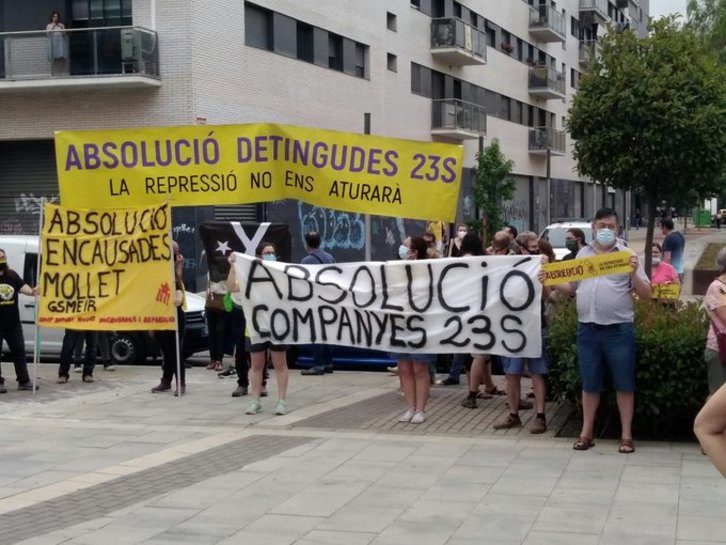 Concentración de apoyo a una de las detenidas antes los juzgados de Mollet del Vallès. (@Detingudes23F)