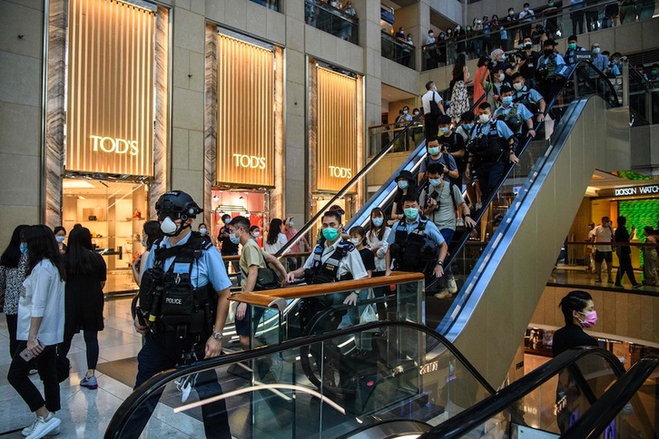 Hong Kongeko polizia merkataritza gune batean sartzen. (Anthony WALLACE-AFP)