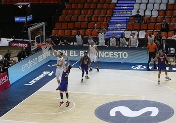 La canasta ganadora de Vildoza hizo saltar la emoción y la alegría. (LA OTRA FOTO)