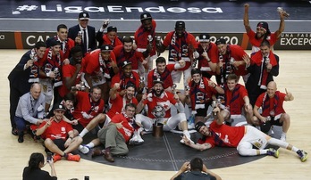 La expedición baskonista posando con el trofeo (ACB)