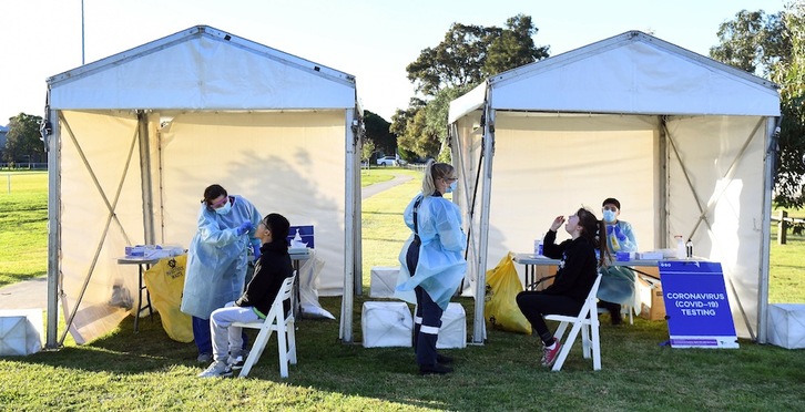 Sanitarios realizan test de covid-19 en Melbourne, Australia. (William WEST/AFP)