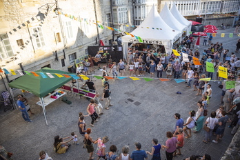 GEU elkartearen txosna, Aihotz plaza girotzen. (Endika PORTILLO/FOKU)