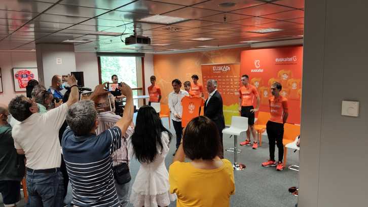 Xabier Iturbe, presidente de Euskaltel, y Jesús Ezkurdia, mánager de la Fundación, han presentado la nueva camiseta de la marea naranja. (EUSKALTEL EUSKADI)