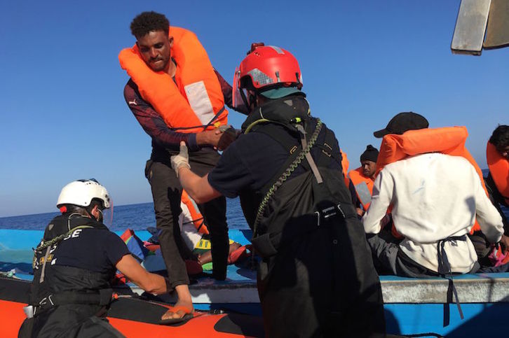 Imagen de archivo de un rescate realizado por el barco Ocean Viking. (Shahzad ABDU/AFP)