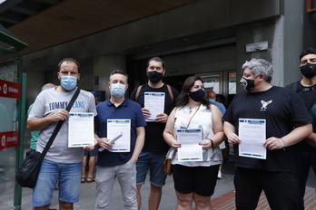 ELAk Ambuiberican dituen ordezkariak, greba deialdia erregistratzen Bilbon. (Aritz LOIOLA/FOKU)