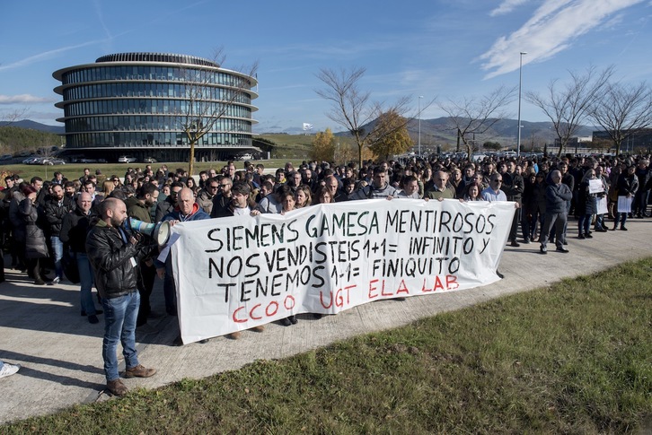 Movilización ante las instalaciones de Siemens-Gamesa en Sarriguren, en noviembre de 2017, contra unos despidos. (Iñigo URIZ/FOKU)