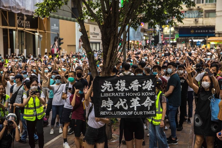  Manifestazioak debekatu arren, milaka atera dira kalera Hong Kongen. (Dale DE LA REY/AFP) 