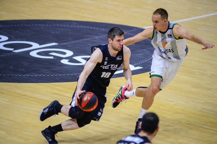 Quentin Serron continuará por dos temporadas más comn Bilbao Basket. (J. M. CASARES / ACB PHOTO)