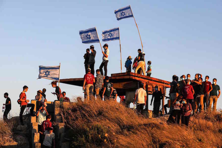 Kolono sionistak Halhul herritik (Hebron inguruan) dagoen mendixka bat okupatzen. (Menahem KAHANA/AFP)