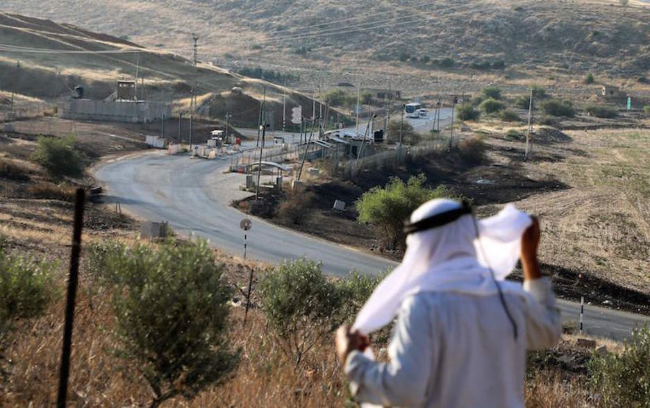 Palestinar bat Hamrako kontrolpostura begira. (Jaafar ASHTIYEH/AFP)