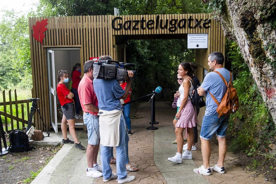 Visitantes atienden a medios de comunicación en el acceso. (Luis JAUREGIALTZO/FOKU)