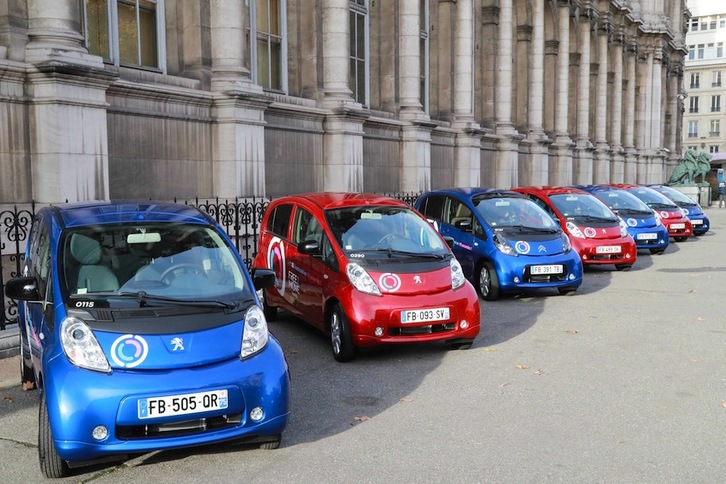 Vehículos eléctricos delante del ayuntamiento de París durante un acto de promoción. (Jacques DEMARTHON | AFP)