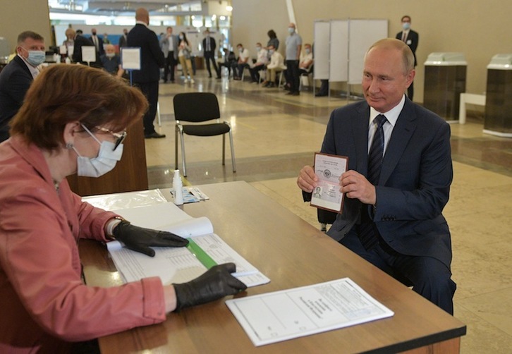 El presidente ruso, Vladimir Putin, ha votado en un colegio de Moscú. (ALEXEI DRUZHININ-AFP)