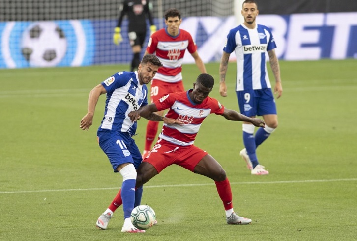 Camarasa, baloia babesten. (Raul BOGAJO / FOKU)