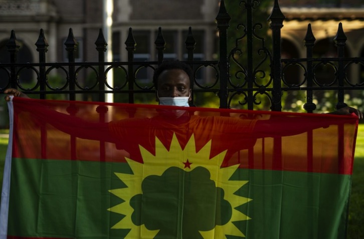 Un manifestante muestra una bandera de Oromia durante una protesta en St. Paul,  Minnesota. (Stephen MATUREN / AFP)