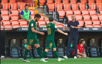 Garitano durante el partido ante el Valencia en Mestalla. (LOF)