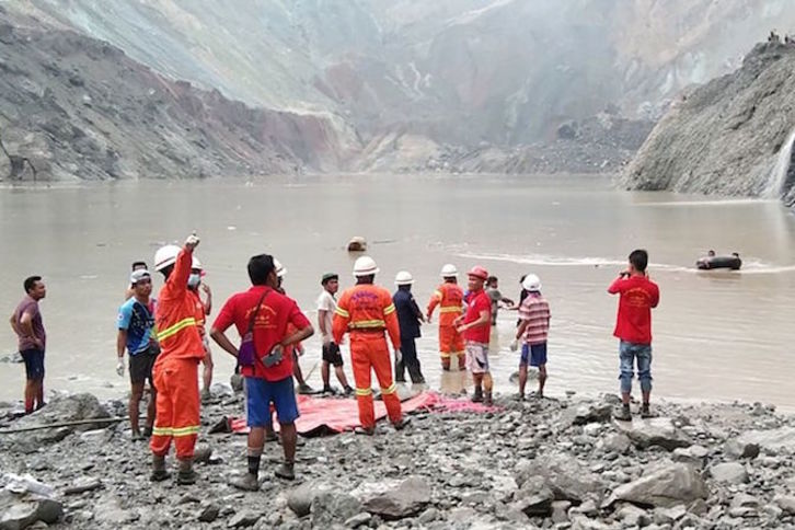 Equipos de rescate en la zona del accidente. (AFP)
