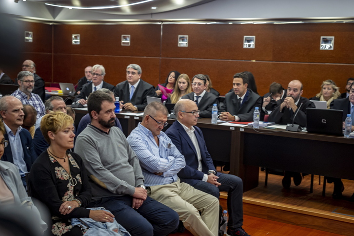 Imagen del juicio por el «caso de Miguel», con los principales imputados en primera fila. (Jaizki FONTANEDA I FOKU)