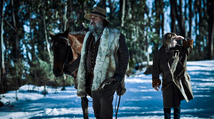 Harry Power (Russell Crowe) y Ned Kelly niño (Orlando Schwerdt). (NAIZ)