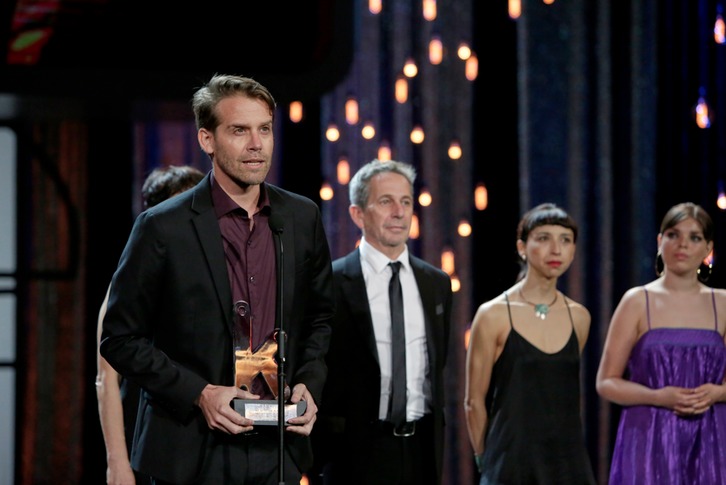 Jorge Riquelme Serrano recogiendo un premio en Donostia. (NAIZ)