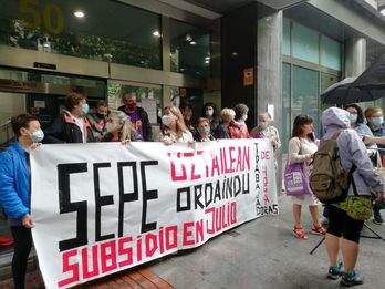 Concentración esta mañana ante la sede central del SEPE en Bilbo.