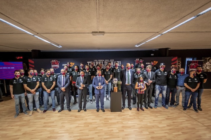 Foto de familia del recibimiento institucional llevado a cabo en el Buesa (Jaizki FONTANEDA / FOKU)