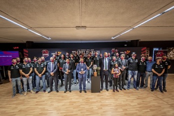 Foto de familia del recibimiento institucional llevado a cabo en el Buesa (Jaizki FONTANEDA / FOKU)