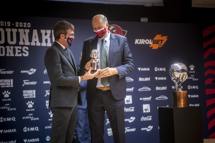 Kerejeta entrega un recuerdo del trofeo de la ACB al alcalde Gorka Urtaran (Jaizki FONTANEDA / FOKU)