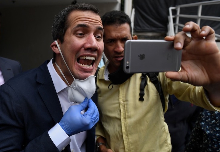 El líder opositor Juan Guaidó se hace un selfie ante la sede de Acción Democrática, en Caracas. (Federico PARRA/AFP)