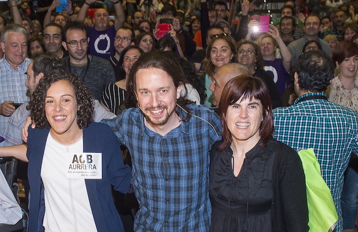 Iglesias y Gorrotxategi, con Alba en el primer gran mitin de Podemos en Bilbo, en 2016. (Luis JAUREGIALTZO | FOKU)
