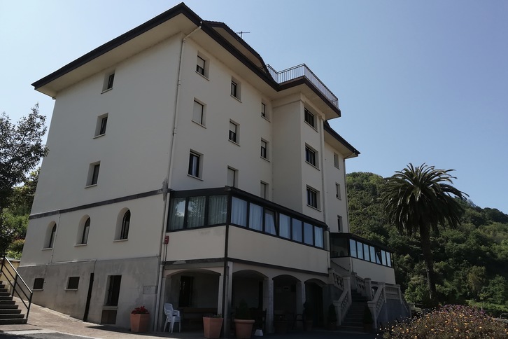 Vista exterior de la residencia Bihotz Sakratua de Mundaka. (NAIZ)