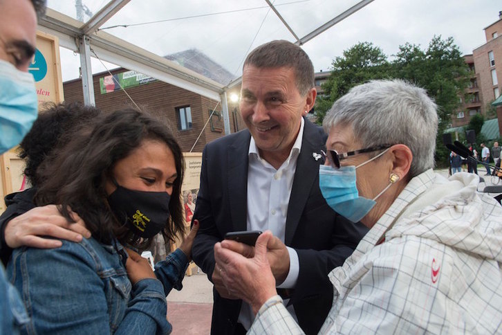 Arnaldo Otegi comparte la noticia con los asistentes. (FOKU)