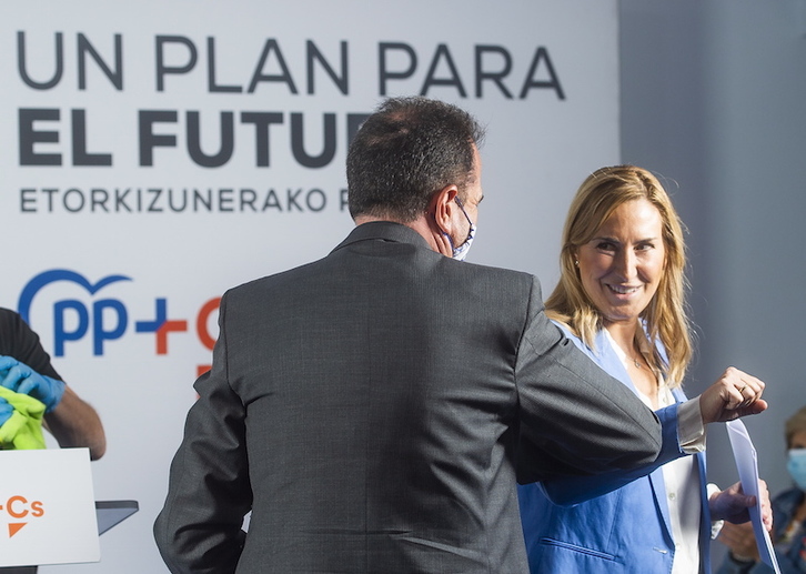 Iturgaiz y Beltrán se saludan en Portugalete. (Luis JAUREGIALTZO | FOKU)