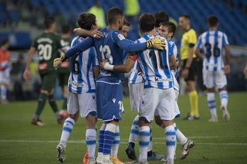 Los jugadores celebran la victoria. (Juan Carlos RUIZ/FOKU)
