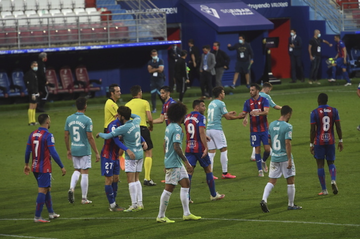 Los jugadores de Eibar y Osasuna se saludan a la conclusión del partido. (Jon URBE/FOKU)