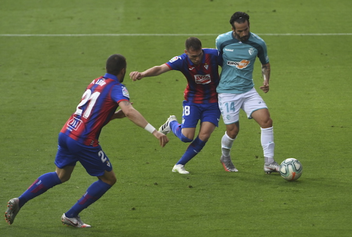 Rubé García, gran protagonista del partido, protege el balón ante Cristóforo. (Jon URBE/FOKU)