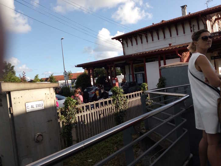 Emazte afrikarrak geltokian sartu baino lehen atzeman dituzte. (Naiz)