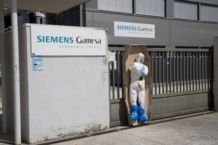 Muñeco ataviado con equipo de trabajo dentro de un ataúd instalado en señal de protesta por la plantilla de Siemens-Gamesa en Agoitz. (Iñigo URIZ/FOKU)