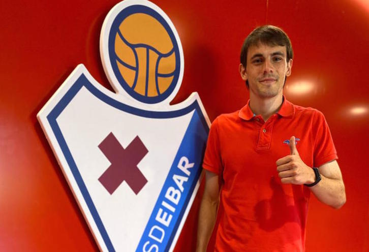 Atienza posa en Ipurua tras firmar la prolongación de su contrato. (SD Eibar)