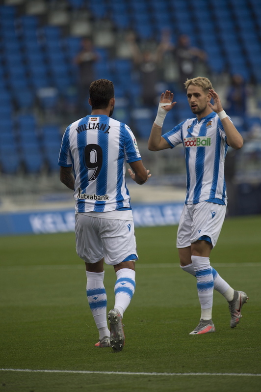Januzaj felicita a Willian José tras marcar el gol anulado antes de sufrir su rotura fibrilar. (Juan Carlos RUIZ/FOKU)