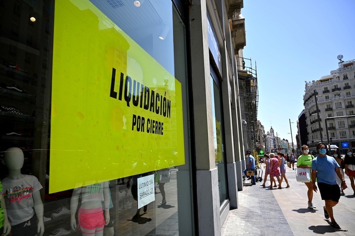 Un comercio en liquidación en el centro de Madrid. (Gabriel BOUYS | AFP)